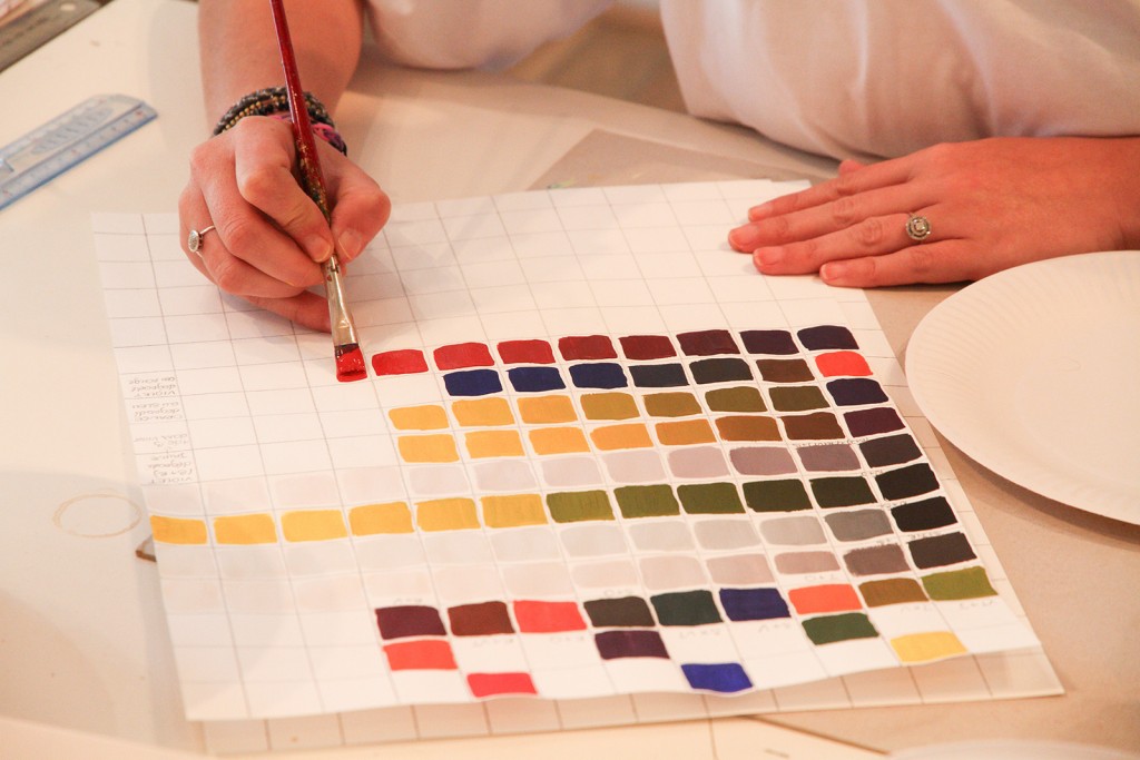 Un cours sur les couleurs à l'académie de la décoration
