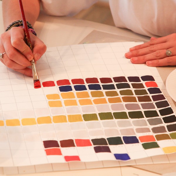 Un cours sur les couleurs à l'académie de la décoration