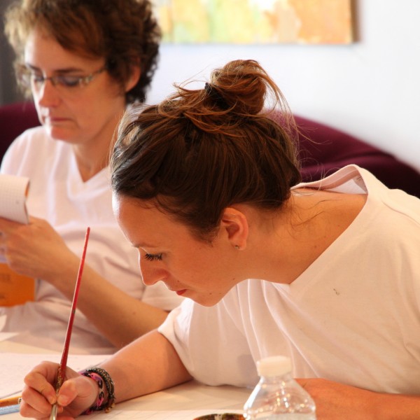 Un cours sur les couleurs à l'académie de la décoration