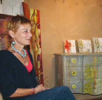 Geneviève Naudin dans sa galerie du Liseron